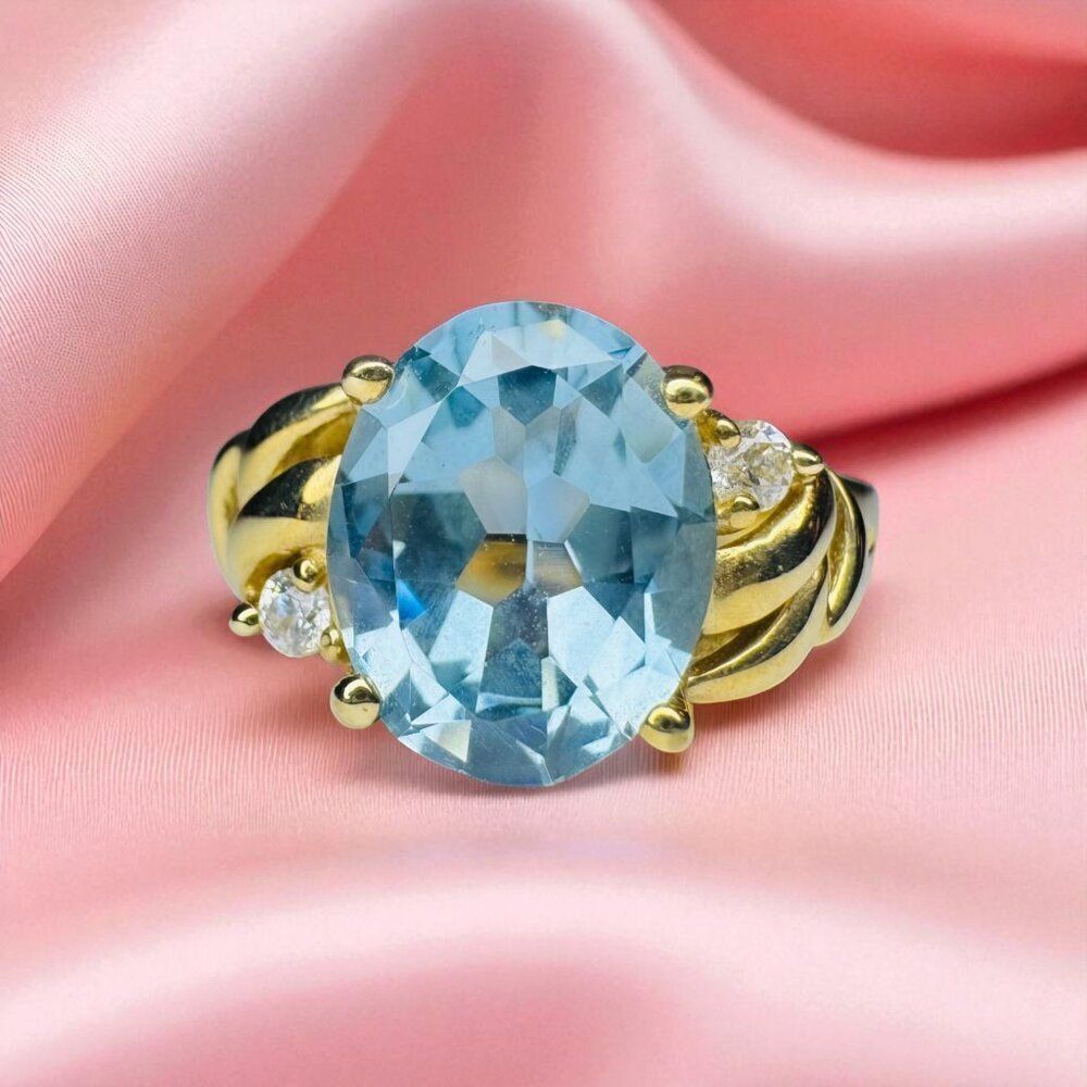 VINTAGE- 10K Yellow Gold -Oval Swiss Blue Topaz Ring- 2.5CT T.W. -Size 7- 1.8g